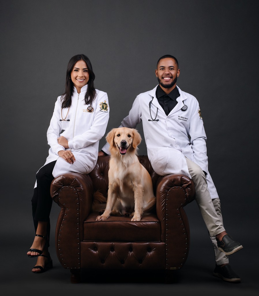 Equipe veterinária da Hebravet com um golden retriever